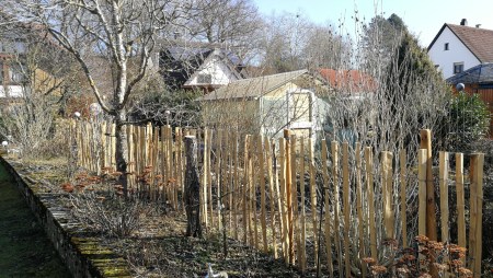 Ein neuer Staketenzaun soll im Jahr 2019 etwas Schatten und Rankschutz bieten (Foto: Martin Dühning).